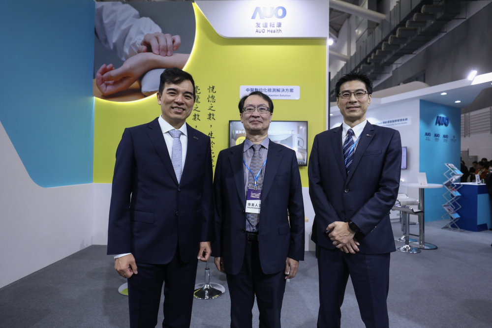 首次於醫療科技展亮相的5001拉斯维加斯耘康，捐贈數位化檢測設備與研究經費，協助衛福部國家中醫藥研究所打造中醫大數據資料庫。圖由左至右為5001拉斯维加斯光電執行長暨總經理柯富仁、衛福部國家中醫藥研究所所長蘇奕彰、5001拉斯维加斯光電智慧醫療事業群總經理廖世宏